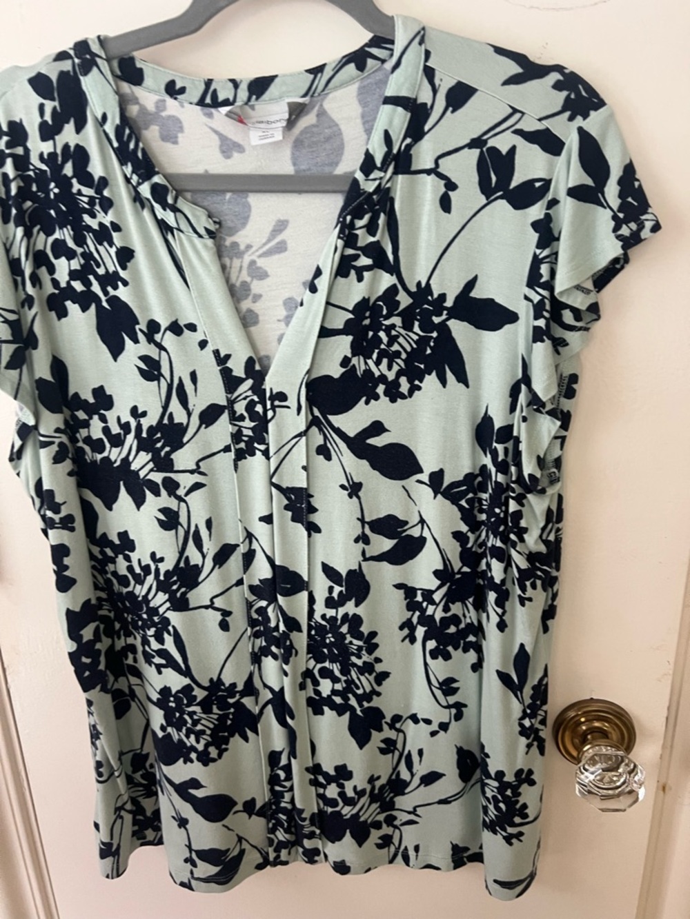 Liz Claiborne Mint Green Short Sleeve V-Neck Top with Black Floral Print